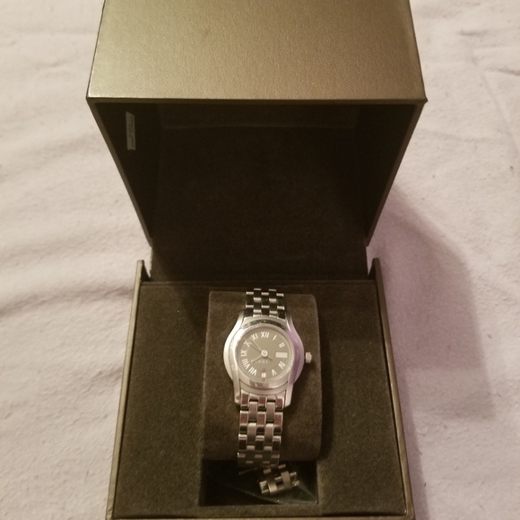 Gucci Small G Timeless Watch - Picture 2 of 8